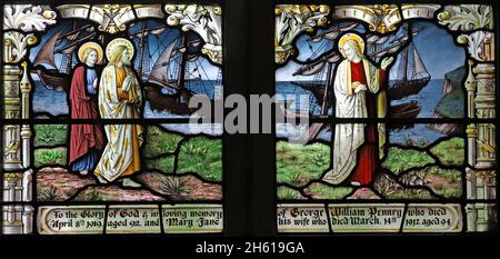 Buntglasfenster von Shrigley & Hunt, in dem Jesus James und John, St James Church, Harvington, Worcestershire, dargestellt wird Stockfoto