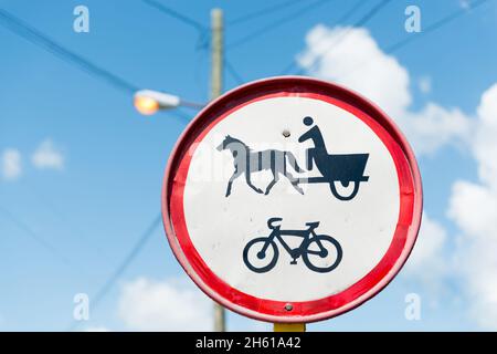 Verkehrszeichen, das den Verkehr von Pferdewagen und Fahrrädern in der Zentralstraße in Santa Clara, Kuba, verbietet. November 11, 2021 Stockfoto