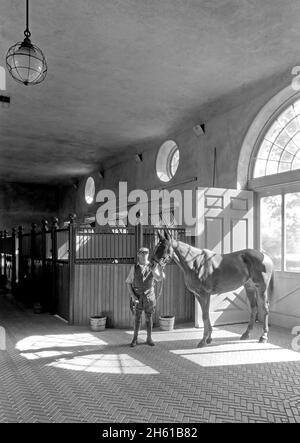 Mann mit Pferd in einem Luxushaus in Huntington, L. I; 1933 Stockfoto