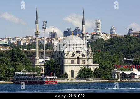 Geschichte und Religion der Türkei in Istanbul Dolmabahce Moschee im Hintergrund moderne Gebäude Stockfoto