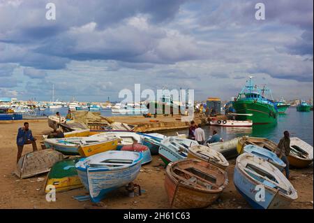 Egypte, Basse Egypte, la Côte méditerranéenne, Alexandrie, Front de mer et Port de peche. // Ägypten, Alexandria, Fischerhafen. Stockfoto