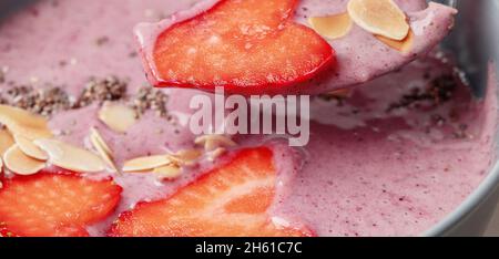 Frühstückssmoothie-Schüssel mit Chiasamen, Mandeln und Erdbeeren. Gesundes Entgiftungskonzept Stockfoto