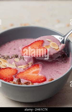 Frühstückssmoothie-Schüssel mit Chiasamen, Haferflocken, Mandeln und Erdbeeren. Gesundes Entgiftungskonzept Stockfoto