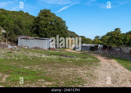 Eine arme, abwärts gewirtschaftet Farm, Heimat auf einer Bergseite. Stockfoto