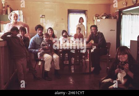 Die Familie Tillman Matherne. Der Lebensunterhalt der Familie stammt ausschließlich aus der Fischerei; Bayou Gauche Louisiana Ca. Februar 1973 Stockfoto