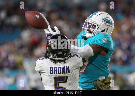 Donnerstag, 11. November 2021; Miami Gardens, FL USA; Der Eckpfeiler von Miami Dolphins Justin Coleman (27) fängt fast einen Pass für Baltimore Rav ab Stockfoto