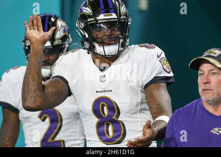 Donnerstag, 11. November 2021; Miami Gardens, FL USA; Baltimore Ravens Quarterback Lamar Jackson (8) nimmt das Feld während der Aufwärmzeit vor dem Spiel ein Stockfoto