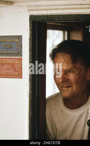 Kapitän eines Austernbootes am Lake Borgne schaut von seinem Pilothouse aus; Louisiana Ca. Juni 1973 Stockfoto