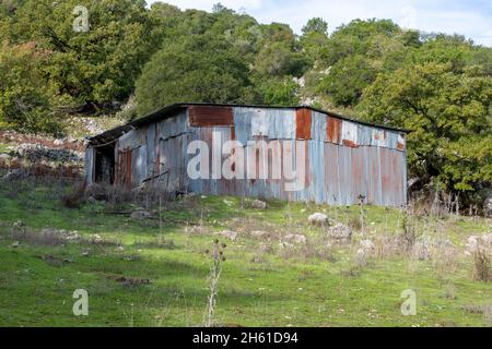 Eine arme, abwärts gewirtschaftet Farm, Heimat auf einer Bergseite. Stockfoto