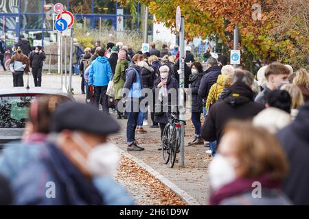 Berlin, Deutschland. November 2021. Vor einem Impfzentrum in Berlin, Hauptstadt von Deutschland, stehen Menschen Schlange, um COVID-19-Impfstoffe zu erhalten, 12. November 2021. Quelle: Stefan Zeitz/Xinhua/Alamy Live News Stockfoto