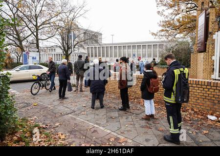 Berlin, Deutschland. November 2021. Vor einem Impfzentrum in Berlin, Hauptstadt von Deutschland, stehen Menschen Schlange, um COVID-19-Impfstoffe zu erhalten, 12. November 2021. Quelle: Stefan Zeitz/Xinhua/Alamy Live News Stockfoto