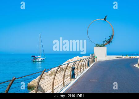 Strand und Palmen an der Riviera Küste von San Benedetto del Tronto Marche Italien Stockfoto