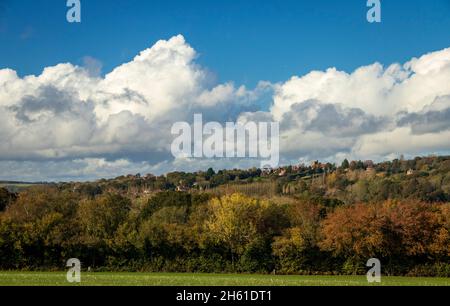 Auf dem High Weald Landscape Trail von Cranbrook nach Goudhurst im Herbst in Kent Südostengland, Großbritannien Stockfoto