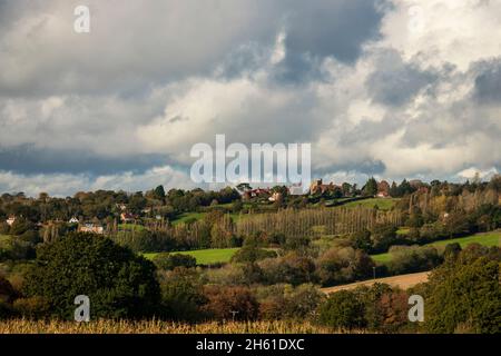 Auf dem High Weald Landscape Trail von Cranbrook nach Goudhurst im Herbst in Kent Südostengland, Großbritannien Stockfoto