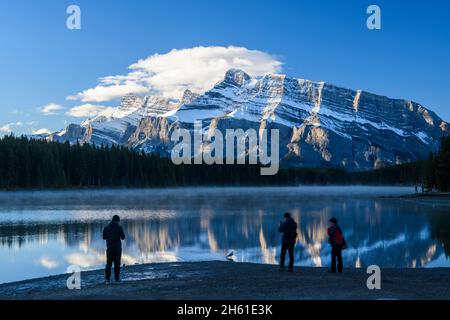 Mt Rundle spiegelt sich in Two Jack Lake, Banff National Park, Alberta, Kanada Stockfoto