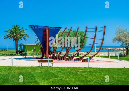 Strand und Palmen an der Riviera Küste von San Benedetto del Tronto Marche Italien Stockfoto