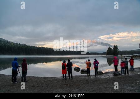 Mt. Rundle spiegelt sich in Two Jack Lake at Dawn, Banff National Park, Alberta, Kanada Stockfoto