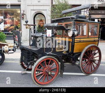 Blick auf einen 1896, Panhard et Levassor Omnibus, der am Regents Street Motor Show Concours d'Elegance, November 2021, teilnimmt Stockfoto