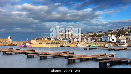 FINDOCHTY MORAY COAST SCOTLAND DIE PONTONS UND KLEINEN FISCHERBOOTE LIEGEN AN DER HAFENMAUER Stockfoto