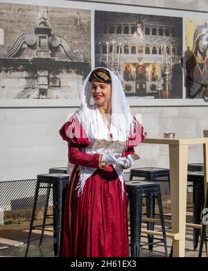 Lefkada. Griechenland. 10.28.2021. Eine Frau in traditioneller Tracht für die Parade zum Jahrestag des griechischen Oxi-Tages. Stockfoto