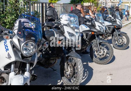 Lefkada. Griechenland. 10.28.2021. Polizeimotorräder und Polizeibeamte, die während der Feierlichkeiten zum griechischen Oxi-Tag arbeiten. Stockfoto