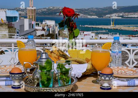 Köstliches Frühstück im marokkanischen Stil serviert in Riad (traditionelle marokkanische Hotel) Stockfoto