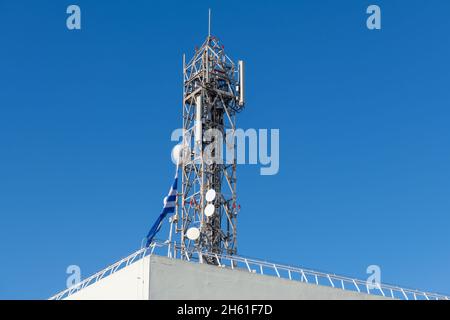 Ein Wifi-Sendemast auf dem Dach eines Gebäudes. Stockfoto