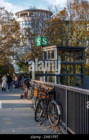 S Humboldthain. Vom S-Bahn-Bahnhof zum Bahnsteig in der Wiesenstraße, Gesundbrunnen, Berlin Stockfoto