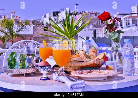 Typisch marokkanisches Frühstück auf einer Terrasse mit Blick auf Tanger, Marokko. Stockfoto