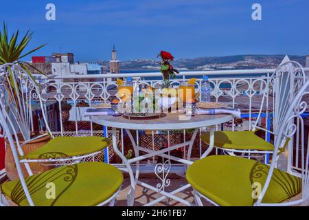 Typisch marokkanisches Frühstück auf einer Terrasse mit Blick auf Tanger, Marokko. Stockfoto