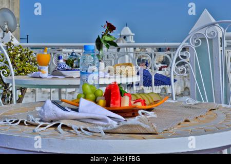 Typisch marokkanisches Frühstück auf einer Terrasse mit Blick auf Tanger, Marokko. Stockfoto