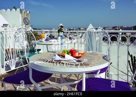 Typisch marokkanisches Frühstück auf einer Terrasse mit Blick auf Tanger, Marokko. Stockfoto