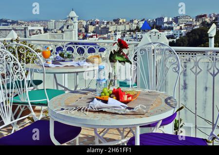 Typisch marokkanisches Frühstück auf einer Terrasse mit Blick auf Tanger, Marokko. Stockfoto