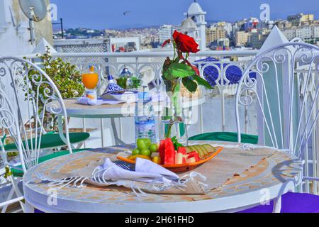 Typisch marokkanisches Frühstück auf einer Terrasse mit Blick auf Tanger, Marokko. Stockfoto