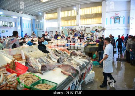 Tanger, Marokko; 7. Juli 2021: Fischhändler auf dem 'Central Fish Market' von Tanger. Stockfoto