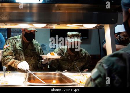 Reportage: Army Brig. General Charles A. Gambaro Jr. und der Kommandeur des United States Africa Command, Armeegeneral Stephen J. Townsend, servieren Thanksgiving Dinner für Truppen im Camp Lemonnier, Dschibuti, 26. November 2020. Stockfoto