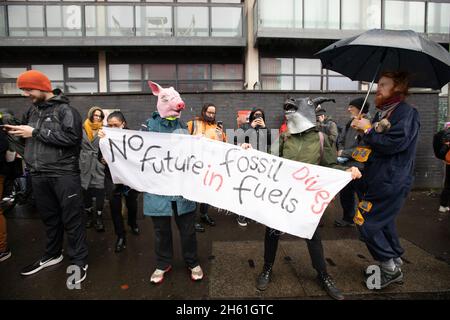 Glasgow. Schottland, Großbritannien. November 2021. Allgemeine Ansicht Umgebung von COP26 in Glasgow. Der dreizehnte Tag des Klimagipfels 2021 in Glasgow wird sich darauf konzentrieren, den globalen Übergang zum emissionsfreien Verkehr zu fördern. Im Bild: Aktivist außerhalb der COP26. Quelle: Pako Mera/Alamy Live News Stockfoto