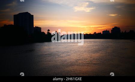 Exotischer Sonnenuntergang Blick von der Arch Brücke über Periyar River Stockfoto