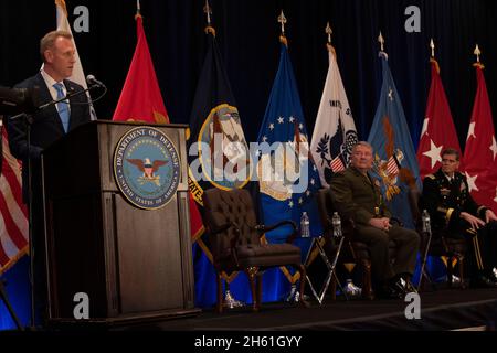 Berichtet: Der amtierende US-Verteidigungsminister Patrick M. Shanahan spricht beim US Central Command Change of Command, Tampa, Florida, 28. März 2019. Sitzen (in der Mitte) der ankommende Kommandant des U.S. Central Command, der General des U.S. Marine Corps Kenneth F. McKenzie Jr. und der scheidende Centcom-Kommandant, der Gen. der U.S. Army Joseph L. Votel. Stockfoto