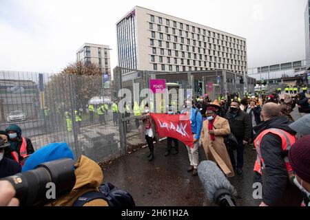 Glasgow. Schottland, Großbritannien. November 2021. Allgemeine Ansicht Umgebung von COP26 in Glasgow. Der dreizehnte Tag des Klimagipfels 2021 in Glasgow wird sich darauf konzentrieren, den globalen Übergang zum emissionsfreien Verkehr zu fördern. Im Bild: Aktivist außerhalb der COP26. Quelle: Pako Mera/Alamy Live News Stockfoto