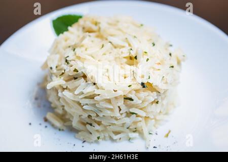 Gekochter weißer Reis auf dem Teller im asiatischen Restaurant Stockfoto