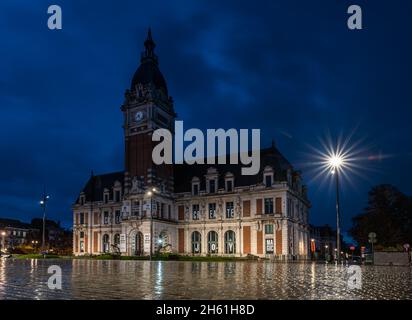 Laeken, Region Brüssel-Hauptstadt - Belgien- 11 09 2021: Das Rathaus mit dem Regen, der auf dem Bürgersteig des Platzes reflektiert wird Stockfoto