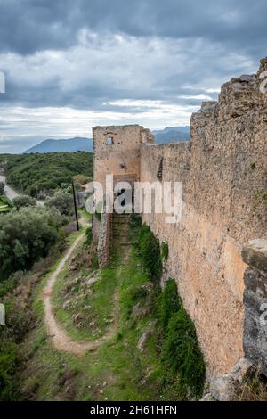 Die beeindruckenden Mauern von Kastro Griva, einer türkischen osmanischen Burg am Rande von Lefkada, Griechenland. Stockfoto