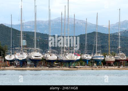 Lefkada. Griechenland-10.26.2021. Yachten in einer Werft für Winterlagerung, Reparatur und Wartung. Stockfoto