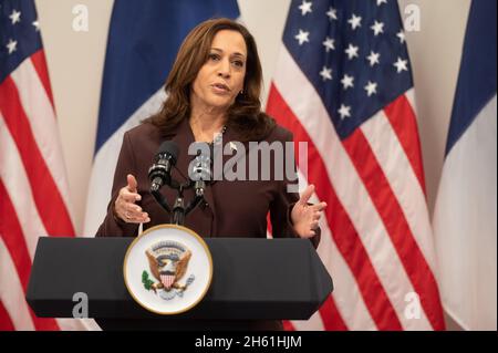 Paris, Frankreich. November 2021. Die US-Vizepräsidentin Kamala Harris spricht während einer Pressekonferenz im Rahmen ihres offiziellen Besuchs in Frankreich am 12. November 2021 in Paris. Foto von Laurent Zabulon/UPI Credit: UPI/Alamy Live News Stockfoto