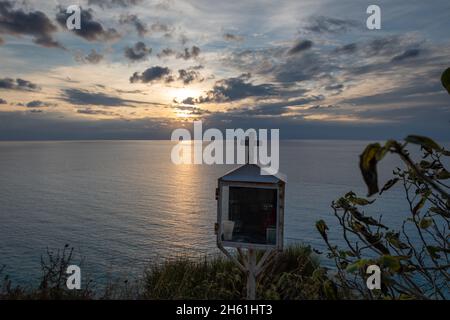 Ein trüber Sonnenuntergang über dem Meer. Stockfoto