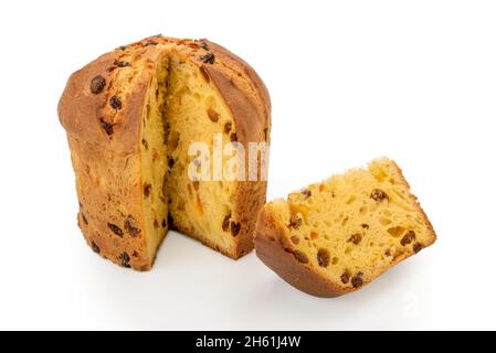 Panettone Cake: Traditioneller italienischer Weihnachtskuchen aus Mailand, Kuchen in Scheiben auf Weiß Stockfoto