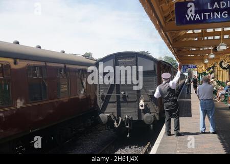 Abfahrt vom Bahnsteig Stockfoto