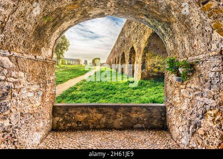 Panoramafenbalkon mit Blick auf die ikonischen Ruinen des Parco degli Acquedotti, Rom, Italien Stockfoto