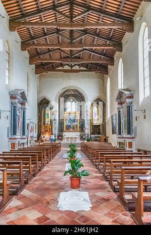 Innenräume der Kirche Sant'Agostino, ein Gebäude aus dem 13. Jahrhundert und die zweitgrößte Kirche in der mittelalterlichen Stadt San Gimignano, Toskana, Italien Stockfoto
